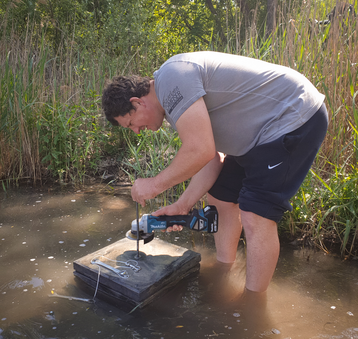 Tibor schneidet Gewindestangen zu